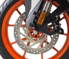 It has a profile that allows the rider to move around the bike freely and offers an unobstructed view directly in front of the bike, even when covered in dirt. Ktm Rc 125 2020
