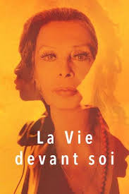 Cet étrange garçon est revenu chez ses parents pour leur présenter sa femme. La Vie Devant Toi Film Complet Streaming Vf En Francais