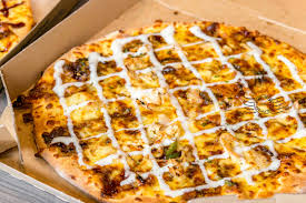 Saus domino's pizza, keju mozzarella, saus keju cheddar, liquid cheese sauce, beef burger, beef crumble, bawang, tomat, jalapeno, mexican. Domino S Pizza Malaysia New Samyeang Pizza Crisp Of Life