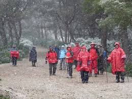 Ein poncho mit kapuze und griffschlaufen für die hände. Regenschutz Beim Wandern Trekking Und Bergsteigen
