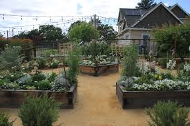 Decomposed granite is used on pathways, driveways, garden trails, and open area ground cover in as backyards, side yards, front yards, horse ranches/arenas, parks, schools, and recreation fields. 75 Beautiful Decomposed Granite Patio Pictures Ideas July 2021 Houzz