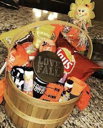 A Cute Spooky Basket In 2021 Halloween Gift Baskets Halloween Baskets Spooky Halloween Desserts
