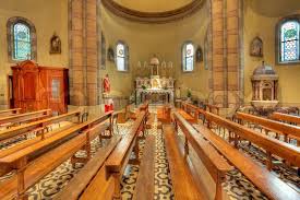 Die katholische kirche mariä himmelfahrt in sagogn im schweizerischen kanton graubünden gehört zu den besterhaltenen, vollständig ausgezierten kirchenbauten des frühen hochbarocks nördlich der alpen. Katholische Kirche Innen Anzeigen Alba Stock Bild Colourbox