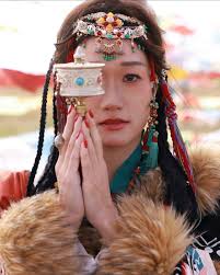 So in love with my first Tibetan dress experience! 👗 The scenery was  unreal—with the Jade Snow Mountain behind me and colorful prayer flags  flying all around🏔️☀️ The photographer was absolutely fantastic