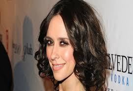 15+ beautiful short hair cuts for women over 60. All Eyes Were On Jennifer Love Hewitt As She Accentuates Her Every Curve In A Very Low Cut And Tight Dress See Photos Elegant News 24