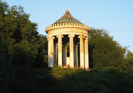 Der englische garten ist münchens größter park und neben den biergärten am chinesischen turm, dem seehaus, der hirschau und dem aumeister locken. Datei Monopteros Englischer Garten Munich Jpg Wikipedia