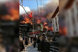 Devam eden yangında küçükbaş hayvanların telef olduğu belirtildi. Artvin De Koyde Yangin 60 A Yakin Ev Yandi Vali Can Kaybinin Olmadigini Acikladi Evrensel