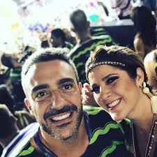 Um mês e meio após deixar a bancada do jornal da globo, christiane pelajo já tem destino definido. Christiane Pelajo Mostra Foto Rara Com O Marido Gato Em Clima Romantico