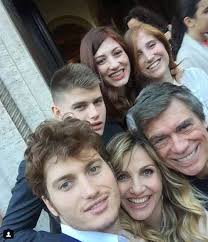 I figli di lorella cuccarini sono tutti e quattro grandi ma soprattutto meravigliosi proprio come la mamma. Lorella Cuccarini E Festa Grande Per I 18 Anni Dei Gemelli Chiara E Giorgio Guarda Le Foto Private Gossip
