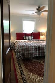 Mens bedroom ideas with large king size bed mens bedroom decor bedroom design diy home decor bedroom. King Size Bed Small Bedroom How To Make The Room Appear Bigger