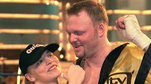 Seit 1997 sind stefan raab und nike raab zusammen und leben seit 2004 in einer villa in nicht nur stefan raab, sondern auch andere comedians halten ihr privatleben bewusst von der öffentlichkeit. Produktionsfirma Brainpool Kein Aufstieg Ohne Fall Medien Sz De