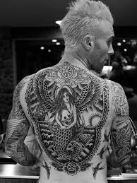 Xăm khung nữa lưng / chang trai xäƒm hinh vá»£ kin læ°ng va cau chuyá»‡n tinh yeu cáº£m ä'á»™ng 2sao : Adam Levine Khoe Hinh XÄƒm Cá»±c Khá»§ng Tinnhac Com