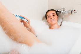 Also rasieren sie sich den bart, genau wie papa, bei papa! Hubsche Frau Rasieren Beine In Badewanne Lizenzfreie Fotos Bilder Und Stock Fotografie Image 33476657