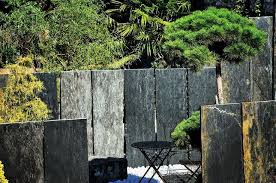 Unser Favorit Fur Einen Modernen Ruhigen Sichtschutz Naturstein Stehlen Aus Basalt In Verschiedenen Dimensionen Da Garten Design Natursteine Traumgarten