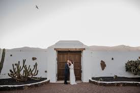Fuerteventura tillhör spanien och är kanarieöarnas näst största ö. Boda En La Playa Con Nubed2 Como La Trucha Al Trucho Studio