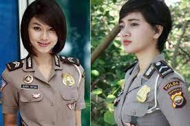 Gaya rambut yang satu ini menjadi perhatian setelah beberapa. Sering Liat Polwan Yang Cantiknya Kebangetan Ternyata Dandannya Enggak Boleh Sembarangan Lo Begini Aturannya Gridoto Com