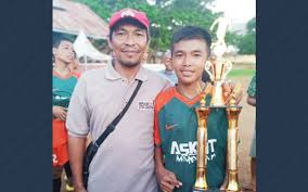 Bola berada di antara kedua telapak tangan. Hebat Siswa Smp 3 Pattallassang Gowa Tembus Timnas Pelajar U 14 Gosulsel
