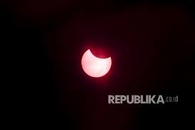 Gerhana matahari dan bulan memiliki arti spiritual dan dampak yang signifikan bagi manusia. Gerhana Matahari Parsial Terjadi 21 Juni Republika Online