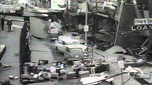 El terremoto de 1964, que ocurrió cinco años después de que alaska se convirtiera en el estado número 49 del país, se produjo a las 17:36 del viernes santo. March 27 1964 9 2 Earthquake Strikes Alaska Youtube