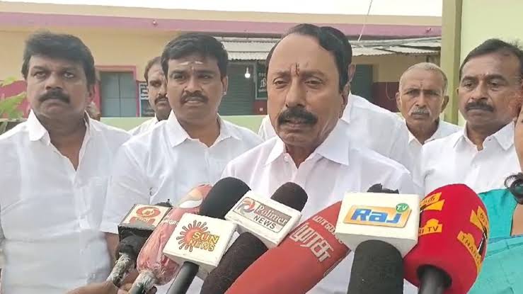 AIADMK senior leader Sengottaiyan skips event felicitating EPS over missing  MGR, Jayalalithaa images, sparks rift speculation - Tamil Nadu News | India  Today