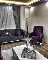 Bende fon perdeleri pudra<br /> pembesi olarak , halıyı da kendinden sade desenli krem rengi halılar olarak düşündüğümde çok şık olur. Gri Ve Morun Sofistike Uyumu Seval Hanimin Evinden 1 Ev Gezmesi Oturma Odasi Tasarimlari Oturma Odasi Fikirleri Oturma Odasi Takimlari