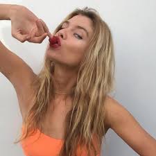 Model reveals how you should pose if you actually want to like your photos 