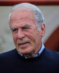 Mustafa denizli, futbolculuk kariyerine ilk olarak i̇zmir ekiplerinden altay'da başladı ve 1967 yılında 1983 yılına kadar burada 386 karşılaşmaya çıkıp 121 kez fileleri havalandırma başarısı gösterdi. Mustafa Denizli Wikipedia