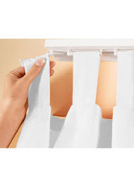 Praktische Aufhangung Fur Schlaufenschals An Schienensystemen Weiss Schlaufenschals Schienensysteme Praktisch