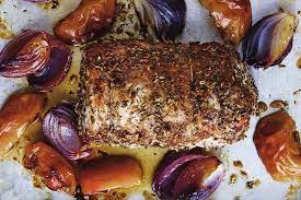 Per realizzare l'arrosto di maiale e mele prendete il pezzo d'arista già privato della copertina e apritela in questo modo: La Ricetta Della Lonza Di Maiale Alle Mele E Cipolle Al Forno