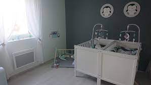 Une table à langer pour délimiter l'espace entre chaque bébé. Deco Chambre Jumeaux Mixte Theme Pingouin La Fee Biscotte