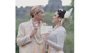 Meski terlihat simpel, baju itu dibanderol senilai rp1,8 juta. Inspirasi Model Kebaya Wedding Yang Pernah Dipakai 10 Selebriti Indonesia Bukareview