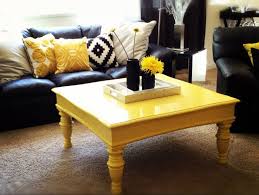 Colors that you may not have considered a good pair so far because they differ combined with black furniture and white windows, the color is calming and fresh without being too thick. Oi 15 Apoxrwseis Toy Kitrinoy Sthn Diakosmhsh Yellow Living Room Living Room Designs Living Room Paint