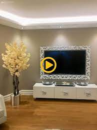 Tek başına bile, dekoratif obje olmada başarı sağlayan televizyon ünitelerini farklı objelerle süsleyebilir, aksesuarlar ekleyerek en güzel tv ünitelerine sahip olabilirsiniz. Yer Ustu Dekoratif Obje Asma Tavan Beyaz Supurgelik Tv Unitesi Salon Salon
