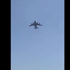 Afghanen klammern sich an flugzeug. O8feimsckridsm