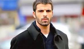 Oyuncu mehmet akif alakurt sosyal medyadan paylaştığı bir fotoğrafla tepkileri üzerine çekti. 10 Yasindan Beri Kizlarin Ustundeyim