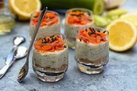 Verrine Au Tzatziki De Concombre Et Truite Fumee Amandine Cooking Recette Apero Leger Recette Apero Facile Biscuits Aperitifs