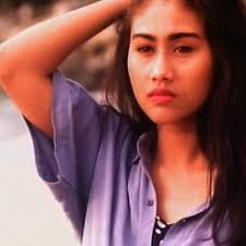 Filem lakonan Ella, Awie arahan Dato Yusof Haslam. Kisah pasal masa silam  yang memburu kembali, dan Awie dan Ella yang terjebak dalam politik dunia  hiburan. Pemburu Bayang: https://youtu.be/rshAvB27PNE