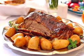 Aromatizata cu rozmarin si usturoi, bine condimentata cu sare si piper si gatita la cuptor la. Friptura De Miel La Cuptor Reteta De Pasti Laura Adamache
