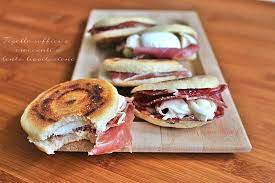 Le tigelle o crescentine modenesi sono un tipo di lievitato tipico dell'appenino modenese. Tigelle Soffici E Croccanti Impasto Morbido A Lenta Lievitazione