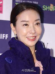 5일 방송되는 mbc 휴먼다큐 '사람이 좋다'에서는 2004년, 9살 연하 배우 전노민과의 재혼으로 화제의 중심에 섰던 김보연의 이야기를 다뤘다. ê¹€ë³´ì—° ìš°ì•„í•œ ë¯¸ëª¨