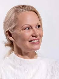 If you love me can I get a red pure heart from my lovely fans ♥️♥️