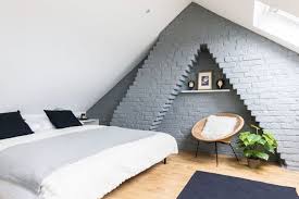 Une chambre mansardée a un fort pouvoir évocateur, celui d'une chambre très plancher en épis coloris gris. 1001 Modeles De Suite Parentale Sous Comble