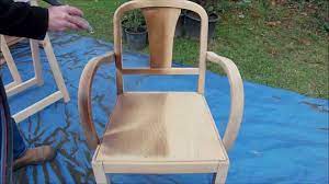 La rénovation d'objets en bois peints ou vernis passe par la mise à nu du support, autrement dit par le décapage de couches de peintures ou de vernis, en. Decapage D Une Chaise Vernis Youtube