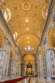 Di dalam basilika santo petrus, terdapat banyak sekali mahakarya seni warisan para pelukis agung, khususnya michelangelo. Basilika Santo Petrus Gereja Yang Dibangun Di Atas Makam Paus Pertama