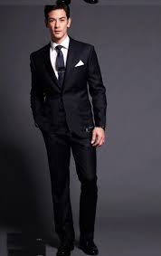 Black And White Suit Mens Prom Mens Wear Classic Black And White Suits With A Simple Tie And A Chic Touch With The Pock Black And White Suit Mens Fashion Suits Mens Fashion Fall Outfits