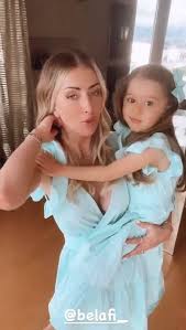 Já explicaste à bia filha o que é que aconteceu?, perguntou o rosto da. E Tao Linda E Parecida Com A Sara Laura Figueiredo Mostra A Filha E Recebe Carinho