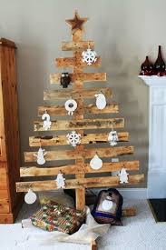 Pohon natal yang terbuat dari bekas rak tempat meletakan telur. 12 Cemara Bohongan Dari Benda Di Sekitar Untuk Dekorasi Natal Nggak Perlu Beli Yang Mahal