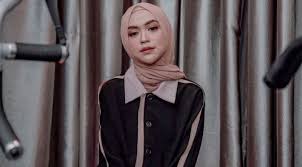 Melalui postingan di instagram, oki sebagai kakak, meminta sang adik cepat pulang ke jakarta. Sb5nxzv3v6jsfm