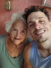 Un vídeo lleno de amor! 🥰 Ariel Ramos Perdomo conmueve a sus seguidores  con un emotivo homenaje a su abuela, ¡una tierna muestra de cariño! El  influencer cubano comparte un vídeo con