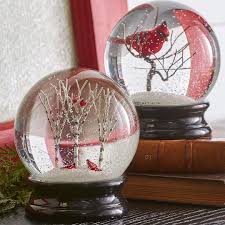 Bu Tatli Kar Kuresi Dallarindaki Kardinal Kuslarla Birlikte Masalsi Bir Manzaraya Sahiptir Ve Salladiginizda Beyaz Parcalar Taze Kar Gibi Kar Kuresi Kar Kus